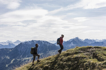 Österreich, Tirol, junges Paar beim Wandern in den Bergen - UUF12557