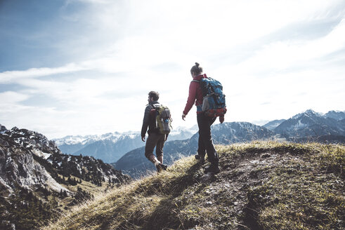 Österreich, Tirol, junges Paar beim Wandern in den Bergen - UUF12558