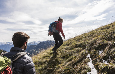 Österreich, Tirol, junges Paar beim Wandern in den Bergen - UUF12559