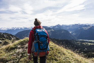 Österreich, Tirol, junge Frau beim Wandern in den Bergen - UUF12560