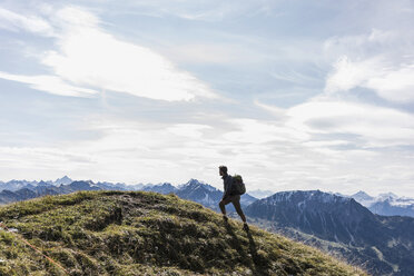 Österreich, Tirol, junger Mann beim Wandern in den Bergen - UUF12567