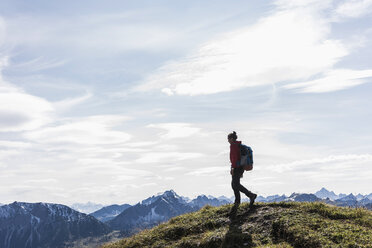 Österreich, Tirol, junge Frau beim Wandern in den Bergen - UUF12568