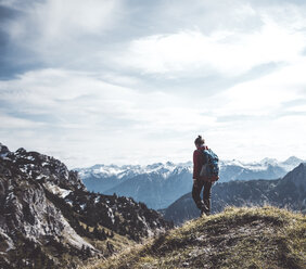 Österreich, Tirol, junge Frau beim Wandern in den Bergen - UUF12571