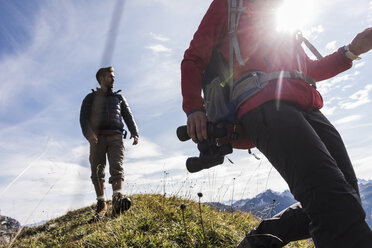 Österreich, Tirol, junges Paar beim Wandern in den Bergen - UUF12579