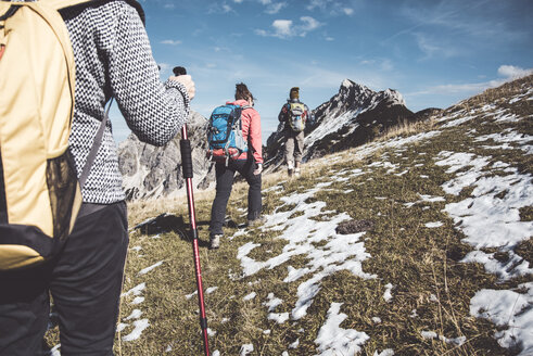 Österreich, Tirol, drei Wanderer beim Wandern in den Bergen - UUF12584