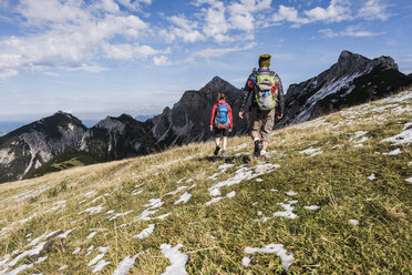 Austria, Tyrol, young couple hiking in the mountains - UUF12586