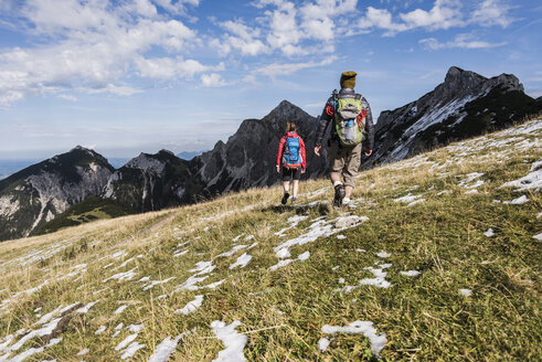 Österreich, Tirol, junges Paar beim Wandern in den Bergen - UUF12586