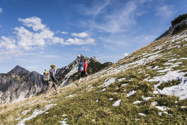 Österreich, Tirol, junges Paar beim Wandern in den Bergen - UUF12587