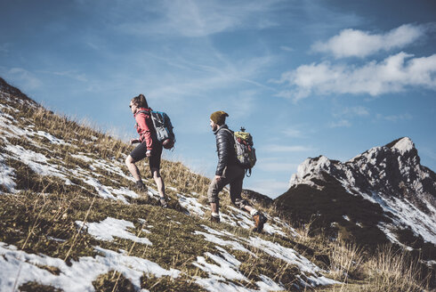 Österreich, Tirol, junges Paar beim Wandern in den Bergen - UUF12588