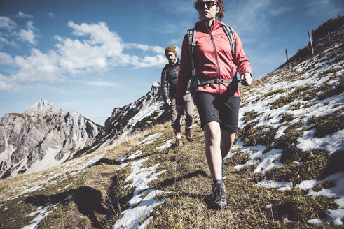 Österreich, Tirol, junges Paar beim Wandern in den Bergen - UUF12589