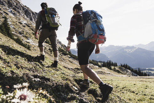 Österreich, Tirol, junges Paar beim Wandern in den Bergen - UUF12590