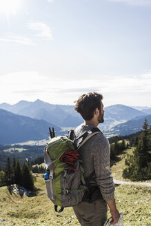 Österreich, Tirol, junger Mann in Berglandschaft mit Blick auf die Aussicht - UUF12592