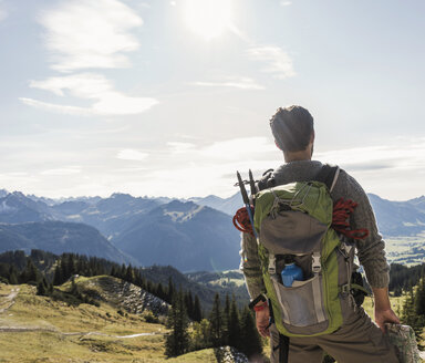 Österreich, Tirol, junger Mann in Berglandschaft mit Blick auf die Aussicht - UUF12593