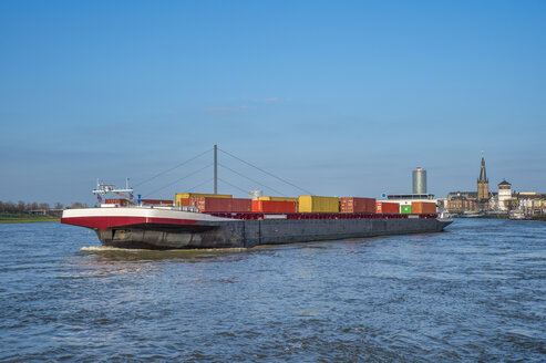 Deutschland, Düsseldorf, Frachtschiff, das Container auf dem Rhein transportiert - FRF00627