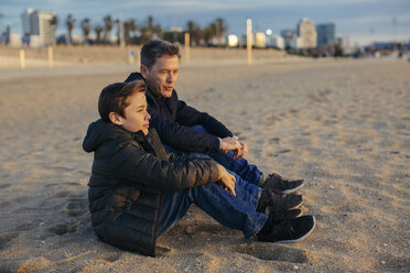 Vater und Sohn sitzen am Strand - EBSF02017