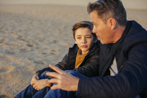 Vater und Sohn sitzen am Strand - EBSF02019
