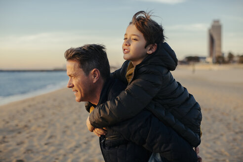 Vater trägt Sohn huckepack am Strand - EBSF02020