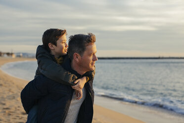 Vater trägt Sohn huckepack am Strand - EBSF02026