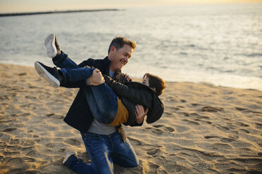 Vater und Sohn spielen am Strand - EBSF02029