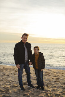 Porträt von Vater und Sohn am Strand stehend - EBSF02030