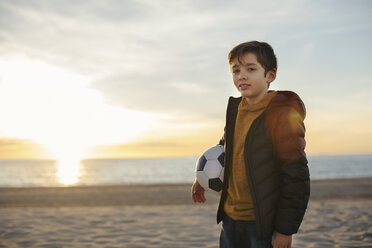 Porträt eines Jungen mit Fußball am Strand bei Sonnenuntergang - EBSF02035