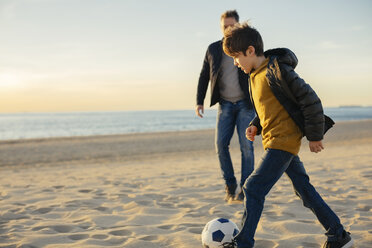 Vater und Sohn spielen Fußball am Strand - EBSF02040