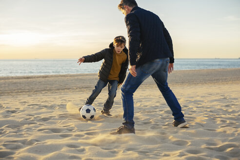 Vater und Sohn spielen Fußball am Strand - EBSF02041