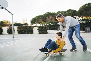Vater hilft seinem Sohn beim Skateboardfahren - EBSF02073
