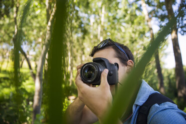 Mann macht Fotos im Wald - ZEF14935