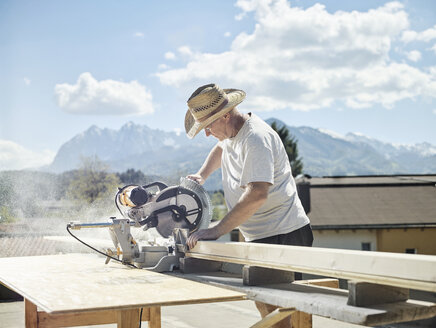 Carpenter working, circular saw - CVF00094