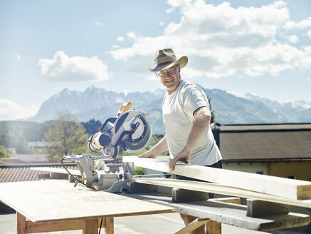 Carpenter working, circular saw - CVF00095