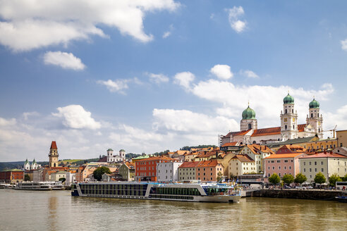 Germany, Bavaria, Passau, Old town and Inn river with tourboat - PUF01252