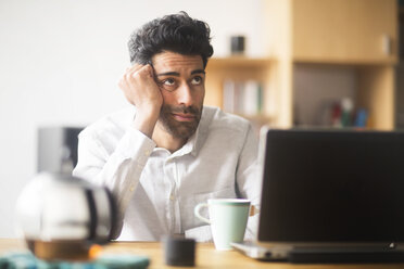 Porträt eines denkenden Geschäftsmannes am Schreibtisch in seinem Büro - SGF02157