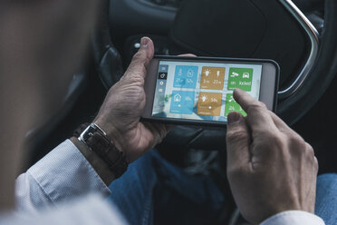 Mann im Auto stellt Geräte zu Hause per Smartphone ein - UUF12651