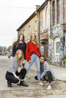 Deutschland, Berlin, Gruppenbild von vier Freundinnen - OJF00231