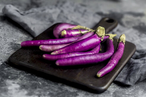 Auberginen, Aubergine Perlina, auf Schneidebrett - SARF03520