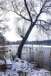 Deutschland, Brandenburg, Havelland, Holzbank im Winter - PUF01258