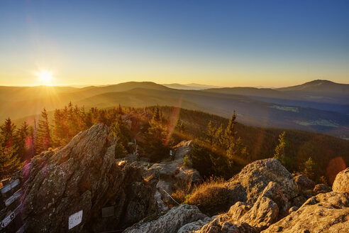 Deutschland, Bayern, Oberpfalz, Böhmerwald, Grenze zu Tschechien, Bayerischer Wald, Großer Osser bei Lam bei Sonnenaufgang - SIEF07698