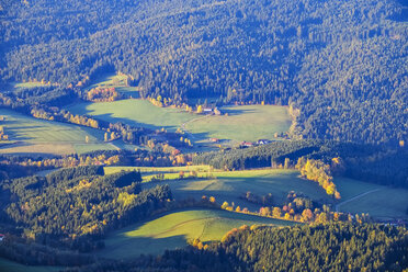 Deutschland, Bayern, Oberpfalz, Bayerischer Wald, Blick vom Kleinen Osser, Herbstlandschaft bei Lohberg, Lamer Winkel - SIEF07700