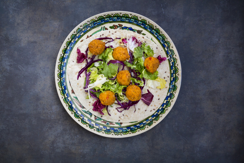 Falafel, Wrap, Salat, Rot- und Weißkohl, Joghurtsauce mit Minze, lizenzfreies Stockfoto