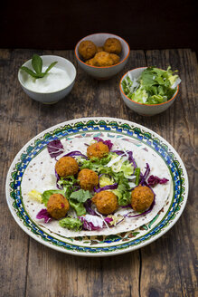 Falafel, Wrap, Salat, Rot- und Weißkohl, Joghurtsauce mit Minze - LVF06654