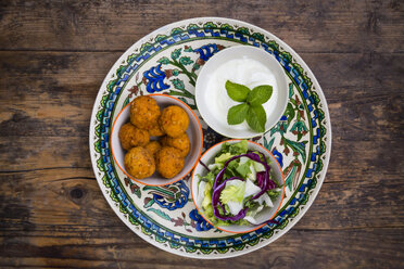 Falafel, salad, red and white cabbage, yogurt sauce with mint - LVF06655