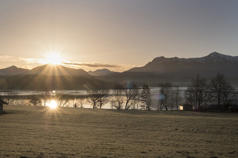 Deutschland, Bayern, Oberbayern, Murnau, Riegsee bei Sonnenaufgang, lizenzfreies Stockfoto