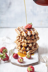 Belgische Waffeln mit Erdbeeren und Puderzucker, Ahornsirup - SBDF03448