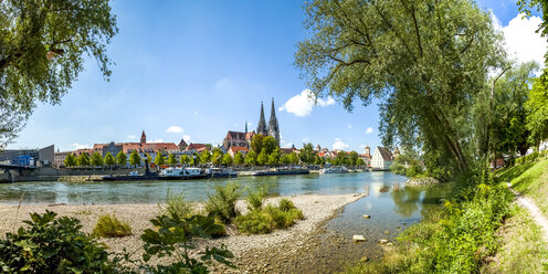 Deutschland, Regensburg, Blick auf die Altstadt mit Dom und Donau im Vordergrund - PUF01266