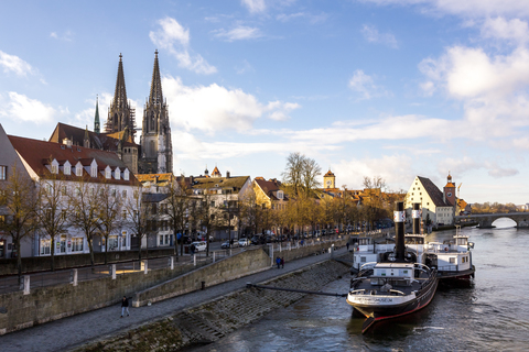 Deutschland, Regensburg, Blick auf die Altstadt mit Dom und Donau im Vordergrund, lizenzfreies Stockfoto