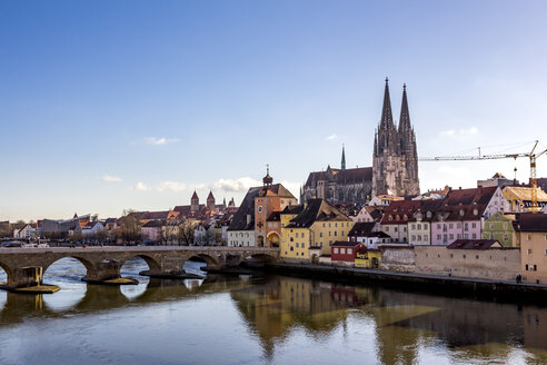 Deutschland, Regensburg, Blick auf die Altstadt mit Dom und Donau im Vordergrund - PUF01270