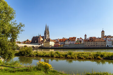 Germany, Regensburg, view of old town with cathedral and Danube River in the foreground - PUF01272