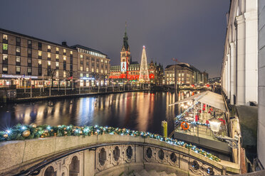 Deutschland, Hamburg, Kleine Alster, Weihnachtsbaum, Rathaus am Welt-AIDS-Tag - KEB00725