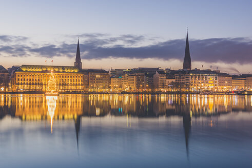 Deutschland, Hamburg, Binnenalster, Weihnachtsbaum, St. Jakobuskirche und St. Petri Kirche am Abend - KEBF00728